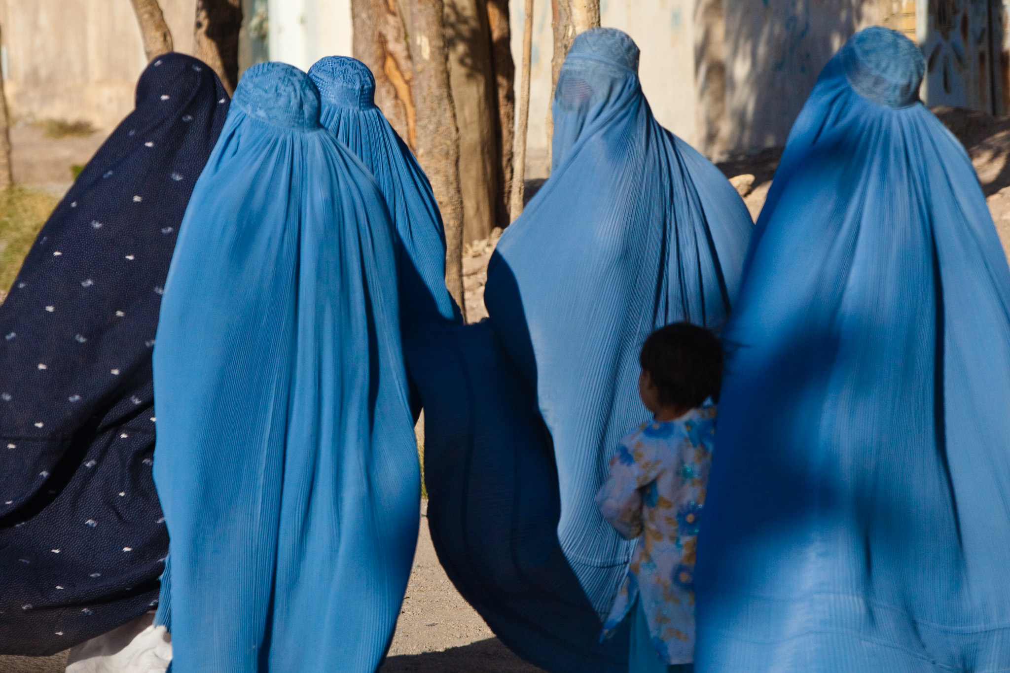 Women_in_burqa_with_their_children_in_Herat Afghanistan
